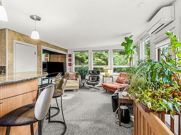 4th image of 33 Stony Brook Rd