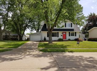 1909 Queens Dr, Bettendorf, IA