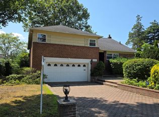809 Eastfield Rd, Westbury, NY 11590