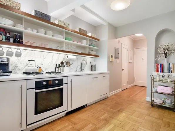 225 West 25th Street 2H image 2 of 7
