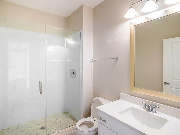 The Residence at the Glen Town Center — Photo 33