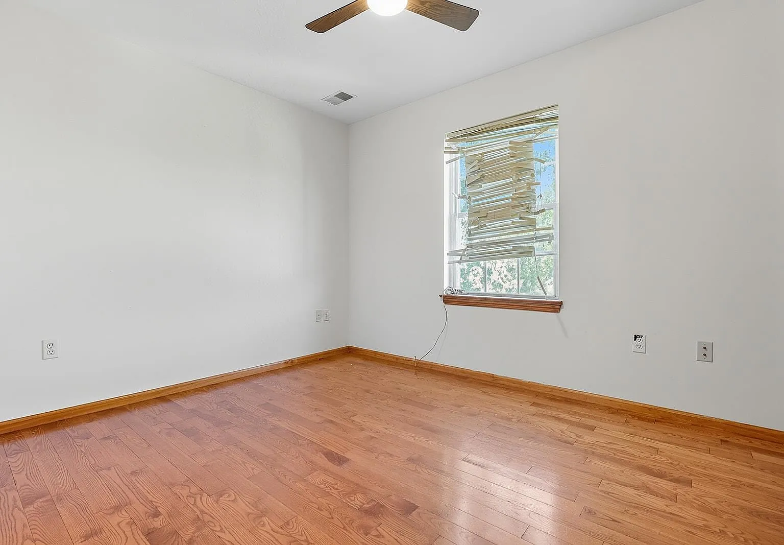3 bed, 2.0 bath, 2300 sqft, $2,800 — Photo 4