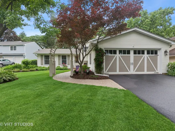 77 Flicker Ct, Naperville, IL 60565