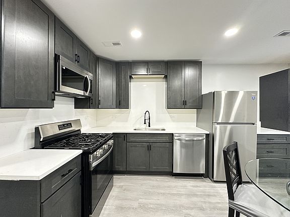 4th image of 1937 W Grand Ave #3