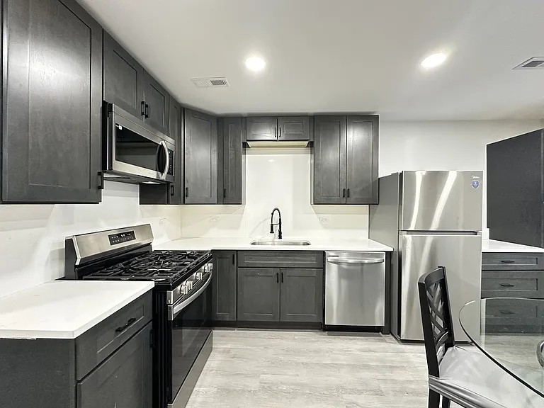 1937 W Grand Ave #3 — Photo 4