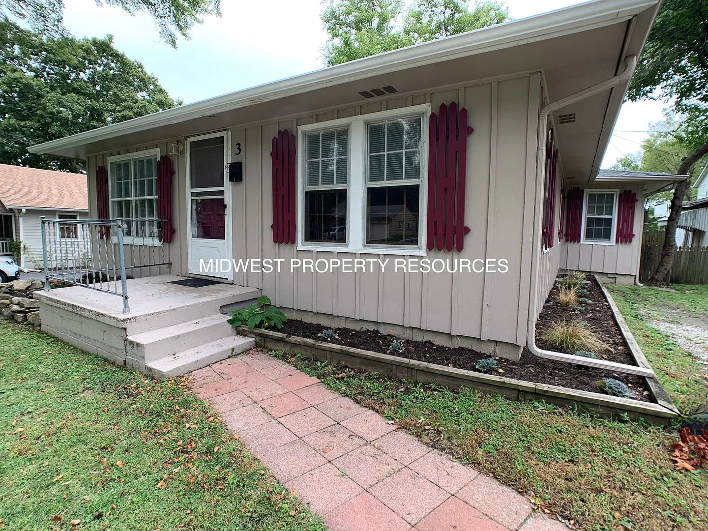 Adorable Bungalow in Downtown Lees Summit! — Photo 1