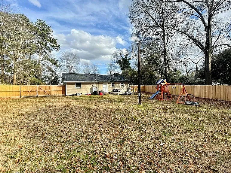 3 bed, 1.0 bath, 1115 sqft, $1,400 — Photo 4