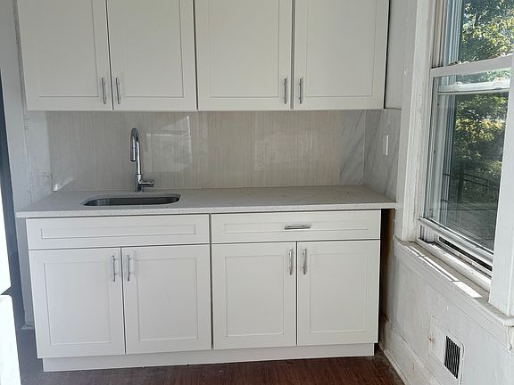 5th image of 28 Kingsley Pl #2B