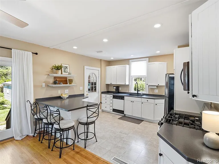 626 Kayser Ave — Photo 11
