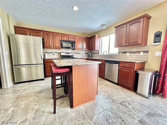4th image of 626 Andover Cir