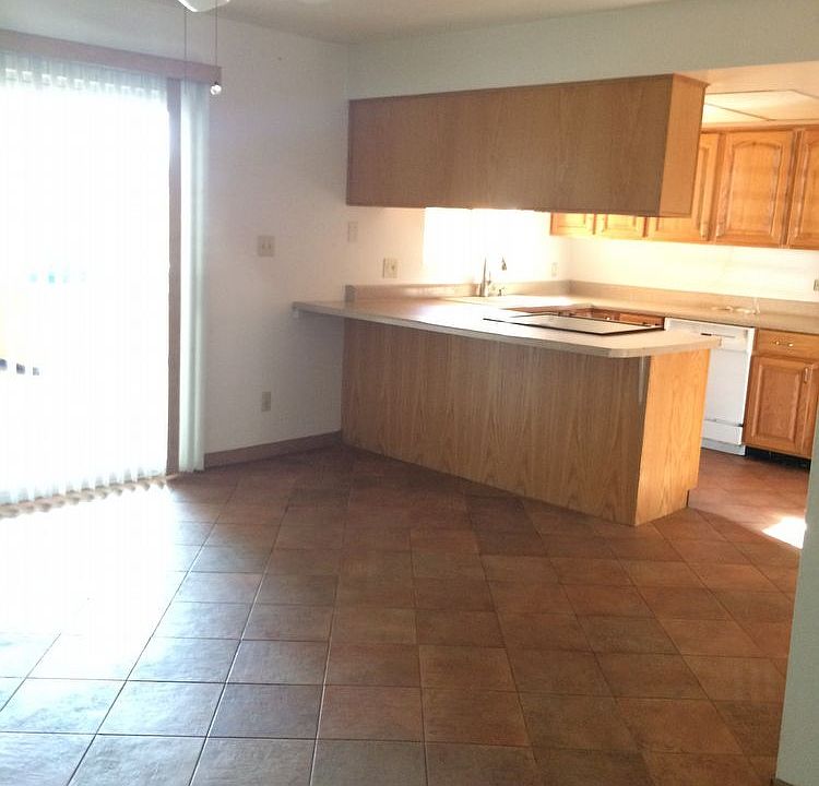 2nd image of 453 N Lesueur