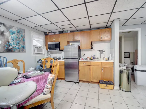 991 Broadway image 19 of 22