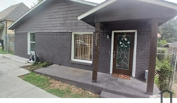 1303 E Myrtle St — Photo 1