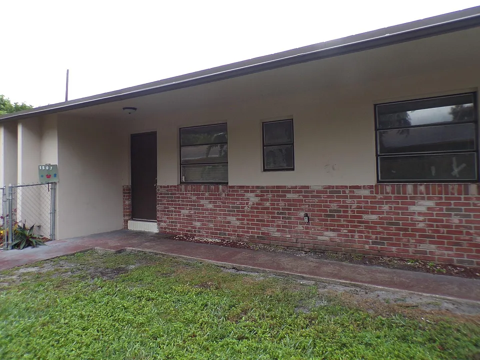 1505 N 57th Ter