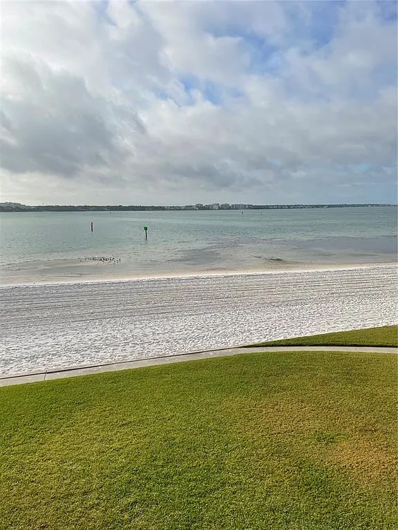 2 bed, 2.0 bath, 1007 sqft, $3,300 — Photo 3