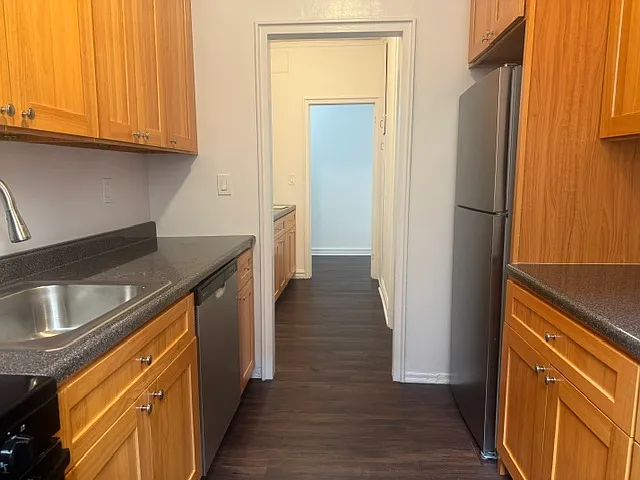 3240 Henry Hudson Parkway East — Photo 1