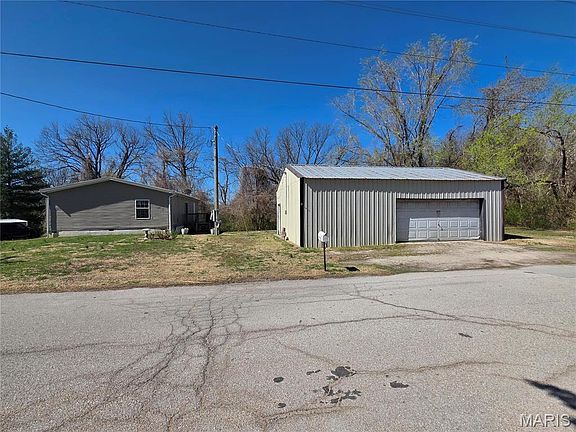 3rd image of 801 Memorial Dr