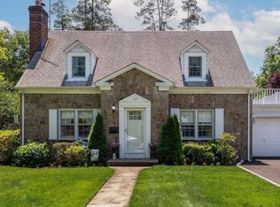 10 Mulberry Ave, Garden City, NY 11530