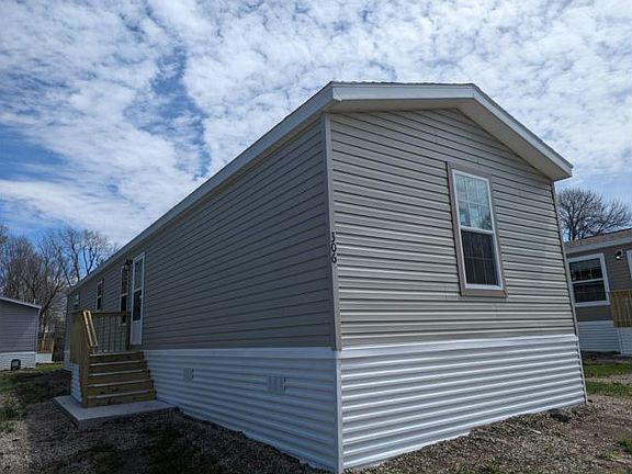 3rd image of 306 Oak Ln #108