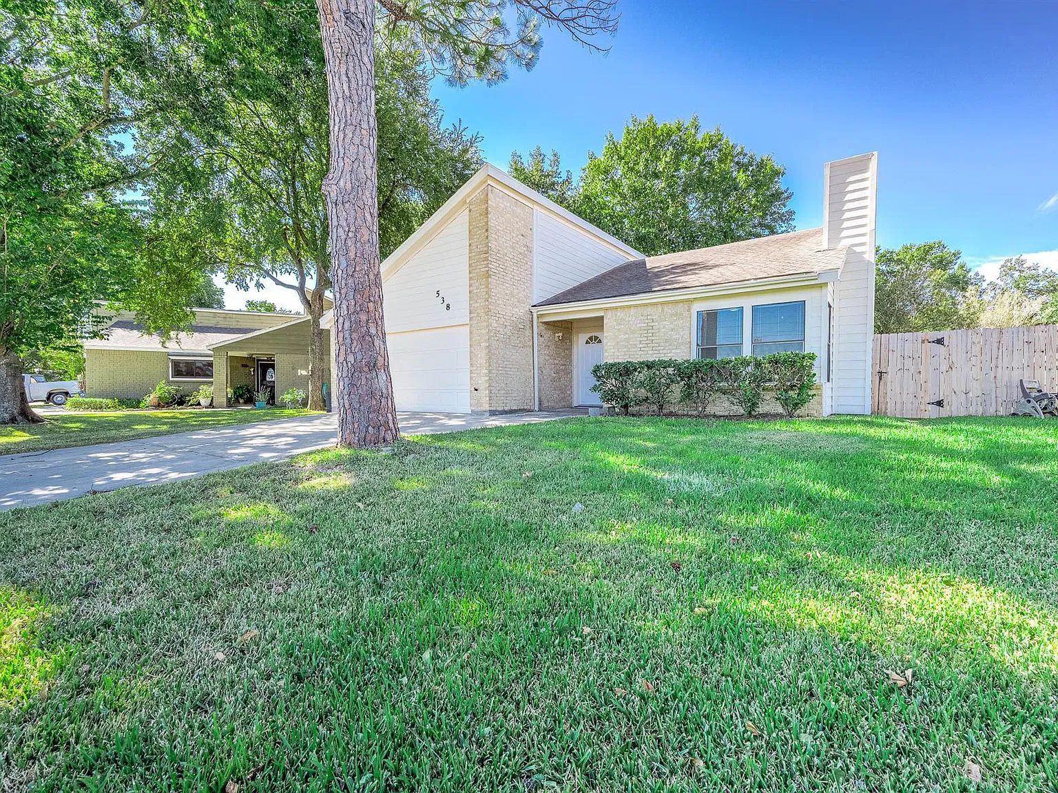 3 bed, 2.0 bath, 1660 sqft, $1,775 — Photo 3