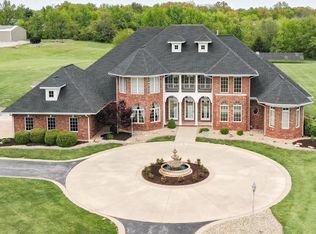 34136 Voorhees Ln, Brighton, IL 62012