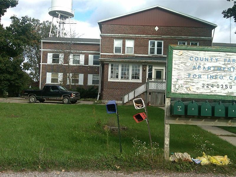 Street+view+of+old+sign+%26+mailboxes+%26+bldg+County+Farm+A