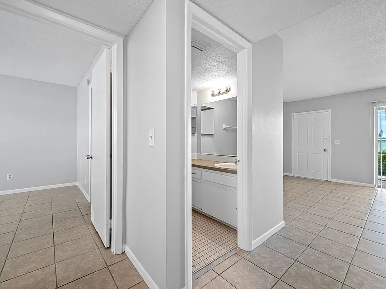 Lake Tarpon Apartments — Photo 45