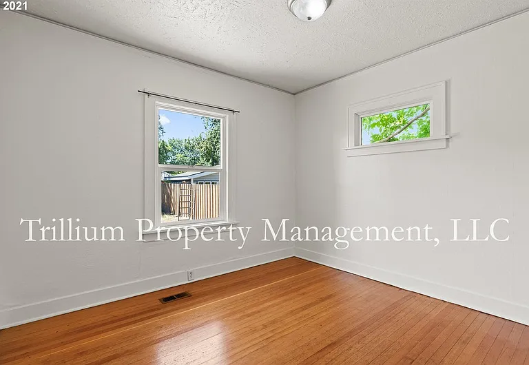 6425 N Curtis Ave — Photo 9