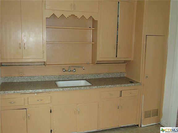 4th image of 707 E Avenue G
