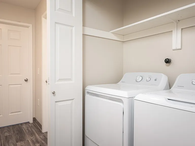 Suzann Plaza Apartments — Photo 29