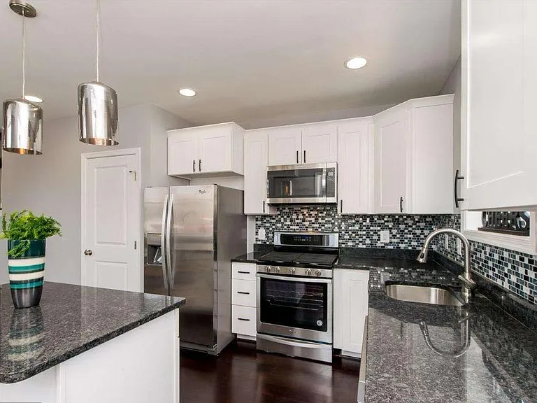 105 Bloomsberry St — Photo 2