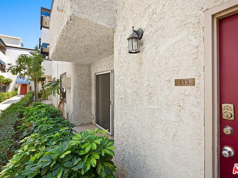 18530 Hatteras St #115 — Photo 2