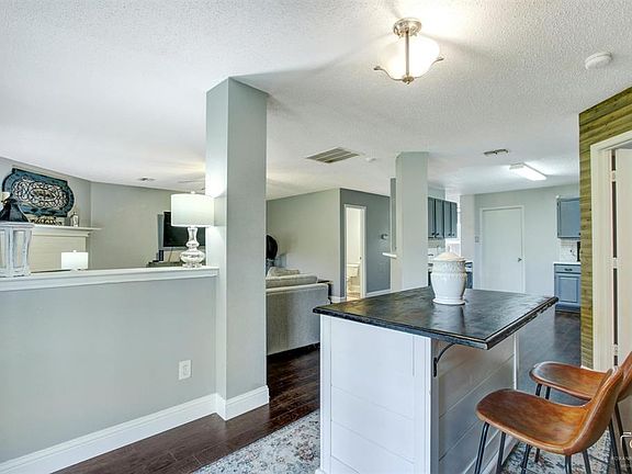 5th image of 1588 Crown View Dr