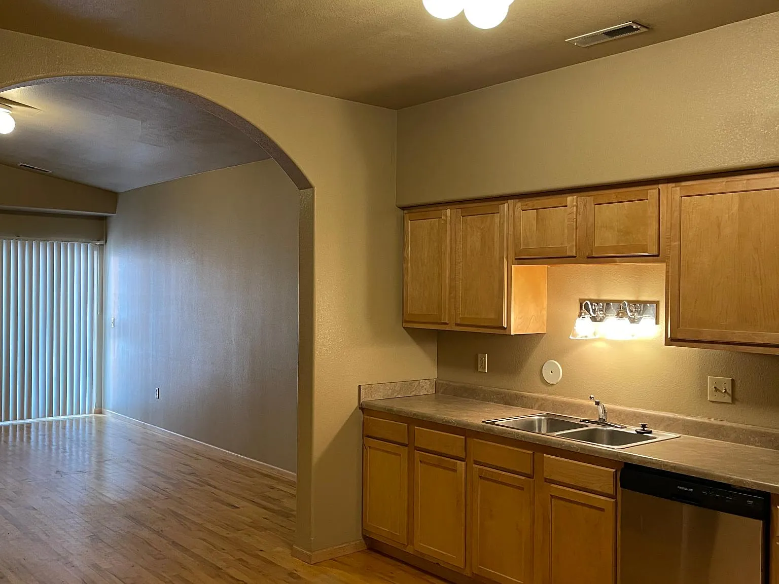 5 bed, 1579 sqft, $3,559 — Photo 3