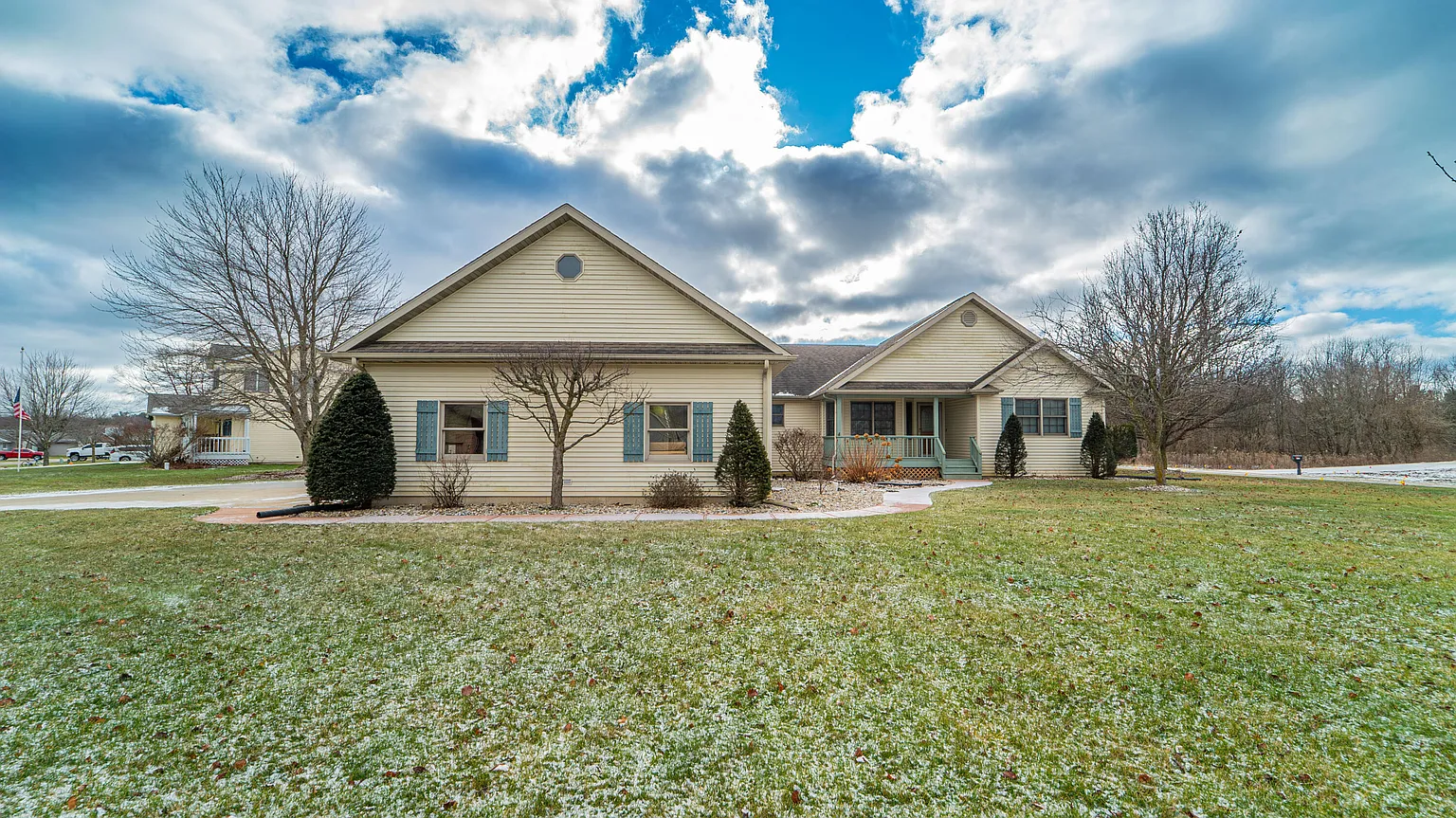 1712 N Crest View Dr photo 1