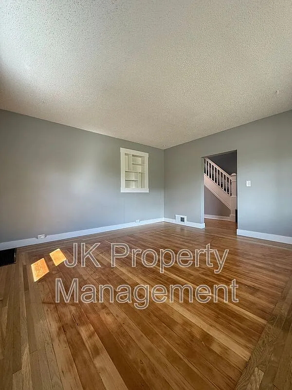 4 bed, 2.0 bath, 2440 sqft, $2,100 — Photo 3