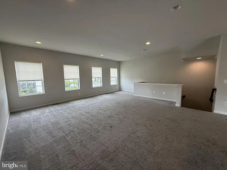 240 Parkland Dr — Photo 5