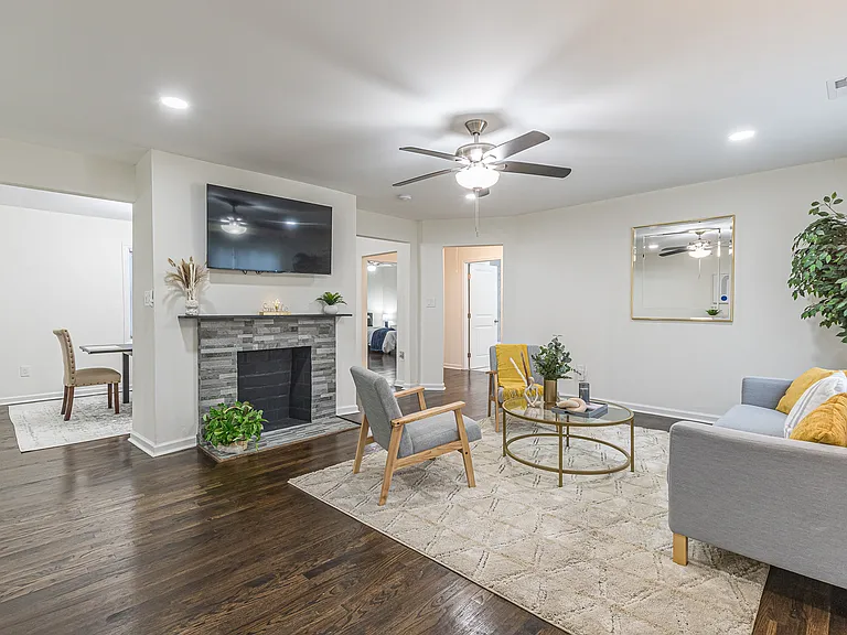 1215 Anchor Ter SW — Photo 2