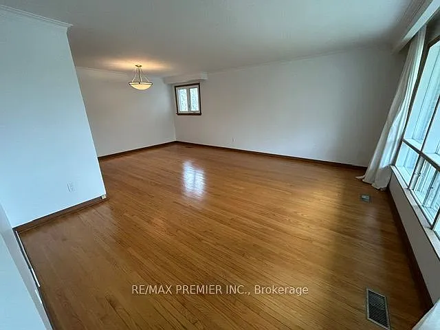 19 Sandbourne Cres — Photo 6