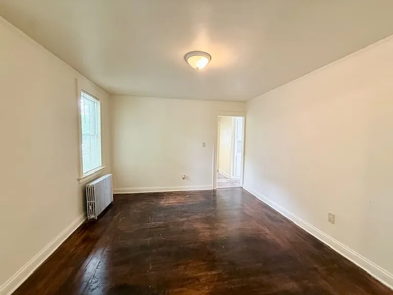 452-454 Thompson Ave — Photo 34