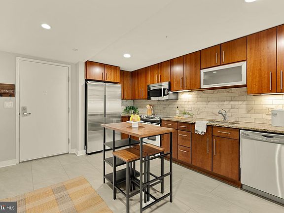 4th image of 1025 1st St SE APT 104