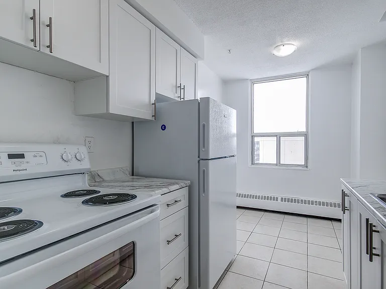 15 Eastbourne Dr — Photo 9
