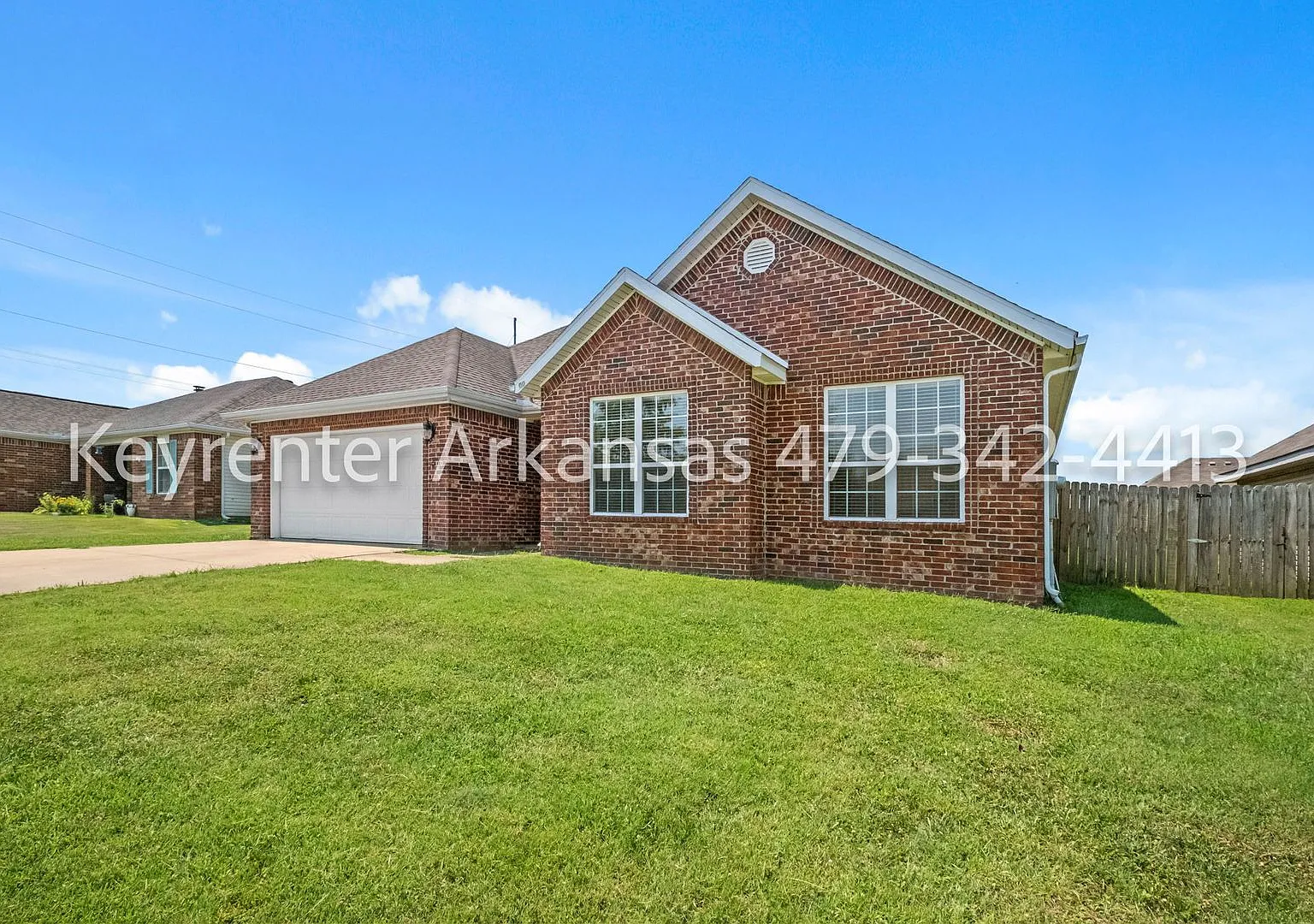 Bright 3 Bedroom Bentonville Home with Fenced Yard & Natural Light — Photo 2