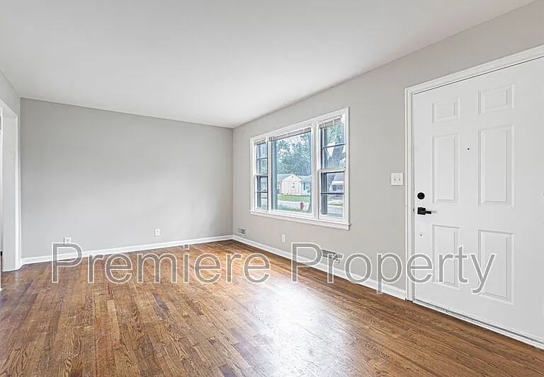5504 E 101st St — Photo 2