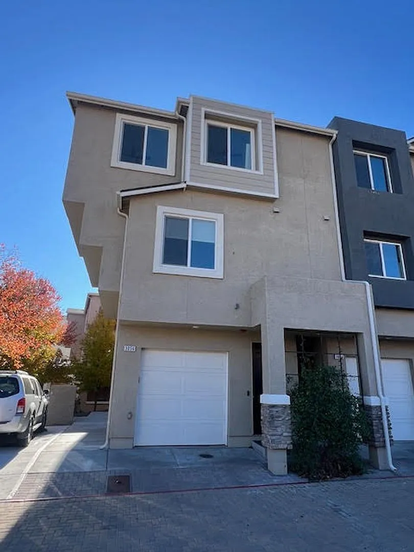 Freshly Painted Larger End Unit Condo for Rent! — Photo 1