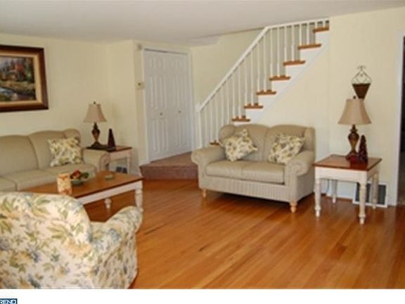 3rd image of 828 Sheffield Dr