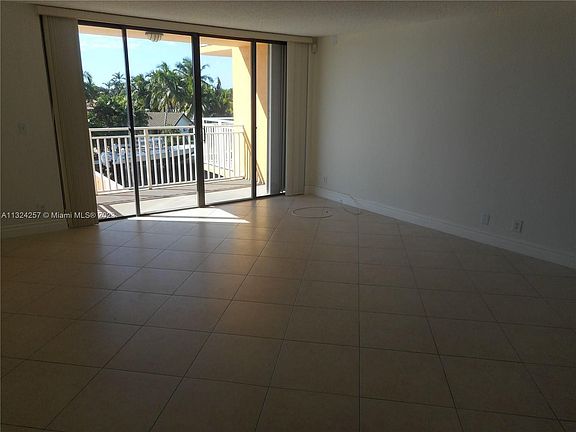 3rd image of 2450 NE 135th St APT 207