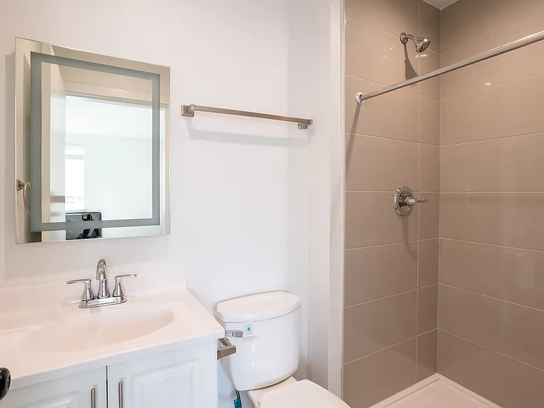 1532 W 37th St #6 — Photo 23