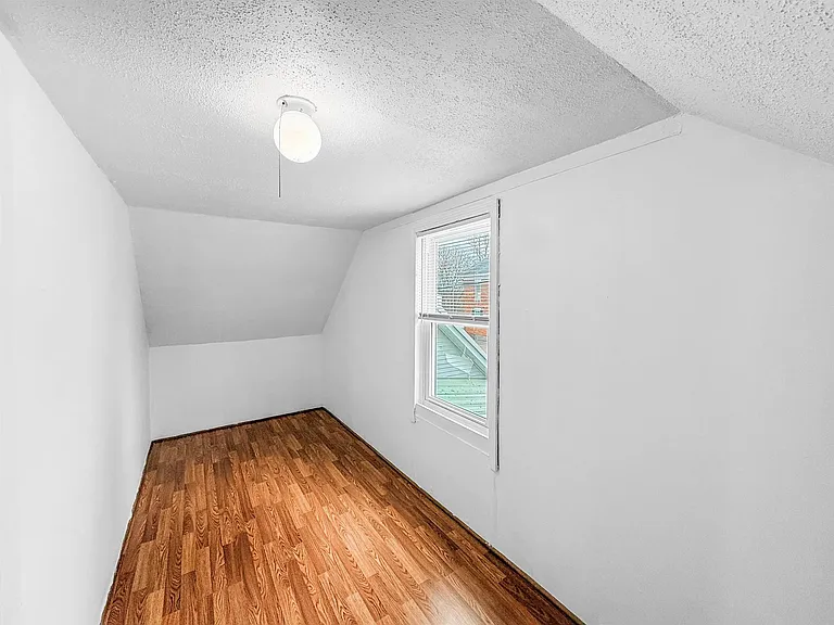 230 King St #B — Photo 12