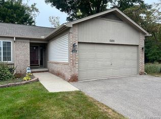 6891 Deerhurst Dr #96, Westland, MI 48185